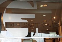 Espacio para conectar con arte moderno de inversión